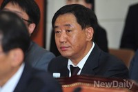[2013 국감]위원들 질타 받고 망연자실 앉아 있는 아모레퍼시픽 '손영철' 사장