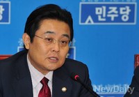 [2013국감]국회현안점검 기자간담회 가지는 전병헌 민주당 원내대표