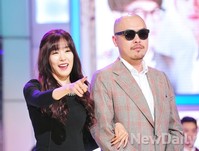 [포토]패션왕 티파니, 디자이너 선생님과 다정한 팔짱