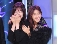 [포토]패션왕 티파니-보라, 붐의 포즈제안에 빵터진 두 사람