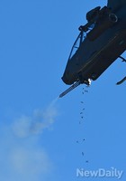 [강한육군] 코브라에서 떨어지는 탄피