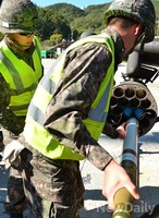 [포토]미사일 장착하는 코브라 헬기