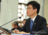 [2013국감]의원들의 질문 듣고 있는 이영찬 보건복지부 차관