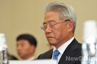 [2013국감]눈감고 있는 현재현 동양그룹 회장