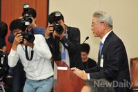 [2013국감]기자들에 둘러싸인 현재현 동양그룹 회장