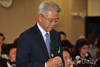 [2013국감]현재현 동양그룹회장, 굳은 표정으로 의원들에 질문에 답변