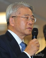 [2013국감]의원들의 질문에 답하는 현재현 동양그룹회장