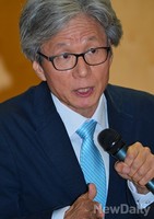 [포토]역사교육 문제점 지적하는 권희영교수