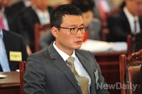 [2013국감]굳은 표정으로 앉아 있는 동양네트웍스 김철 대표