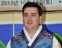 [포토]샘 해밍턴, 긴장되는 결혼 기자회견 뻣뻣한 자세