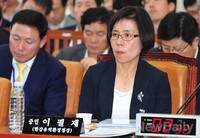 [2013국감]의원들의 질문 듣고 있는 '이필재' 한강유역환경청장