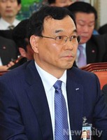 [2013국감]의원들의 질문 듣고 있는 '전태천' 한국가스안전공사 사장
