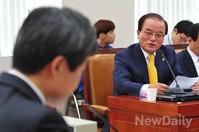 [2013국감]질의하는 새누리당 정갑윤 의원