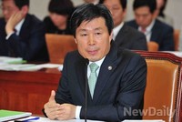 [2013국감]질의에 답변하는 '제정부' 법제처장