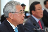 [2013국감]의원들의 질의 듣는 '문용린' 서울특별시교육감