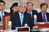 [2013국감]의원들의 질문 듣고 있는 '문용린' 교육감