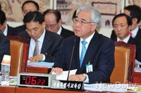 [2013국감]의원들의 질문 듣고 있는 '문용린' 교육감