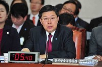 [2013국감]의원들의 질의에 답변하는 길환영 KBS사장