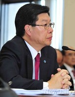 [2013국감]의원들의 질문 듣고 있는 '길환영' KBS사장