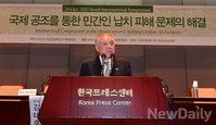 [포토]민간인납치 관련 심포지엄, 격려사하는 현병철 위원장