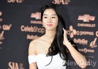[포토]SIA 감자별 서예지, 청순함의 새 아이콘 차분하게 머리 넘기는 모습