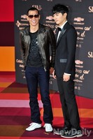 [포토]SIA, 까만 얼굴이 돋보이는 김진표와 댄디한 수트차림의 데니안