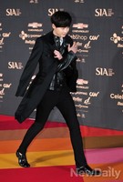 [포토]SIA, 어깨에 걸친 재킷 떨어질라 꼭 쥐고 걷는 이종석