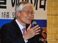 [포토]통합진보당 해산촉구 서명 국민운동 보고대회서 연설하는 조갑제