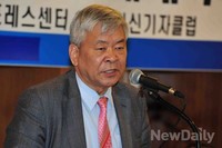 [포토]통합진보당 해산촉구 서명운동 독려하는 서경석 목사
