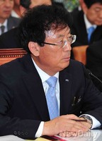[2013국감]의원들의 질문 듣고 있는 '남호기' 한국전력거래소 이사장