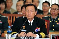 [2013국감]의원들의 질문 듣고 있는 '김광석' 국군복지단장