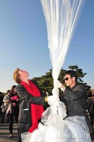 [포토]대북전단 살포 준비하는 수잔솔티 여사