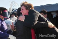 [포토]대북전단 살포 현장, 탈북민 격려하는 '수잔솔티' 여사