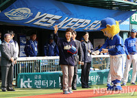 [포토] 박근혜 대통령 시구 직전 삼성 덕아웃 등장..승리의 여신?