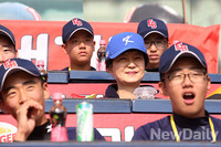 [포토] 박근혜 대통령 시구 후 꿈나무들과 코리안시리즈 관람