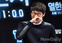 [포토]열한시, 눈좀 떠보세요~ 최다니엘 쑥스러운 미소