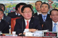 [2013국감]의원들의 질문 듣고 있는 '조석' 한국수력원자력 사장