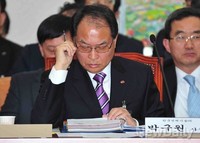 [2013국감]서류 검토하는 '박구원' 한국전력기술 사장