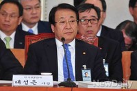 [2013국감]의원들의 질의 듣고 있는 태성은 한전 KPS 사장