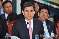 [2013국감]의원들의 질의를 듣고있는 김선규 대한주택보증 사장