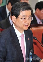 [2013국감]의원들의 질의에 답변하는 김선규 대한주택보증 사장