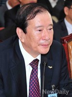 [2013국감]의원들의 질의 듣는 '김한욱' 제주국제자유도시개발센터 이사장