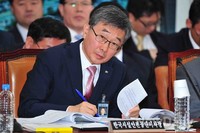 [2013국감]의원들의 질의를 듣고 있는 김경수 한국시설안전공단이사장