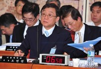 [2013국감]의원들의 질문 듣고 있는 '오연천' 서울대학교 총장