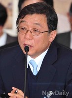 [2013국감]의원들의 질문에 답하는 오연천 서울대학교 총장