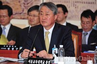 [2013국감]의원들의 질의를 듣고 있는 신항균 서울교육대 총장