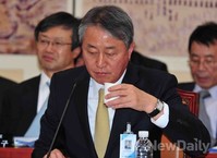 [2013국감]물 마시는 '신항균' 서울교대 총장