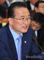 [2013국감]의원들의 질의에 답변하는 백운찬 관세청장