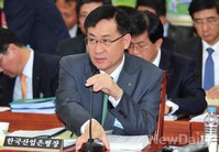 [2013국감]질의에 답변하는 홍기택 한국산업은행장