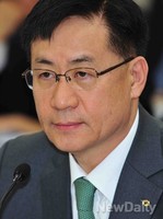 [2013국감]굳은 표정의 홍기택 한국산업은행장